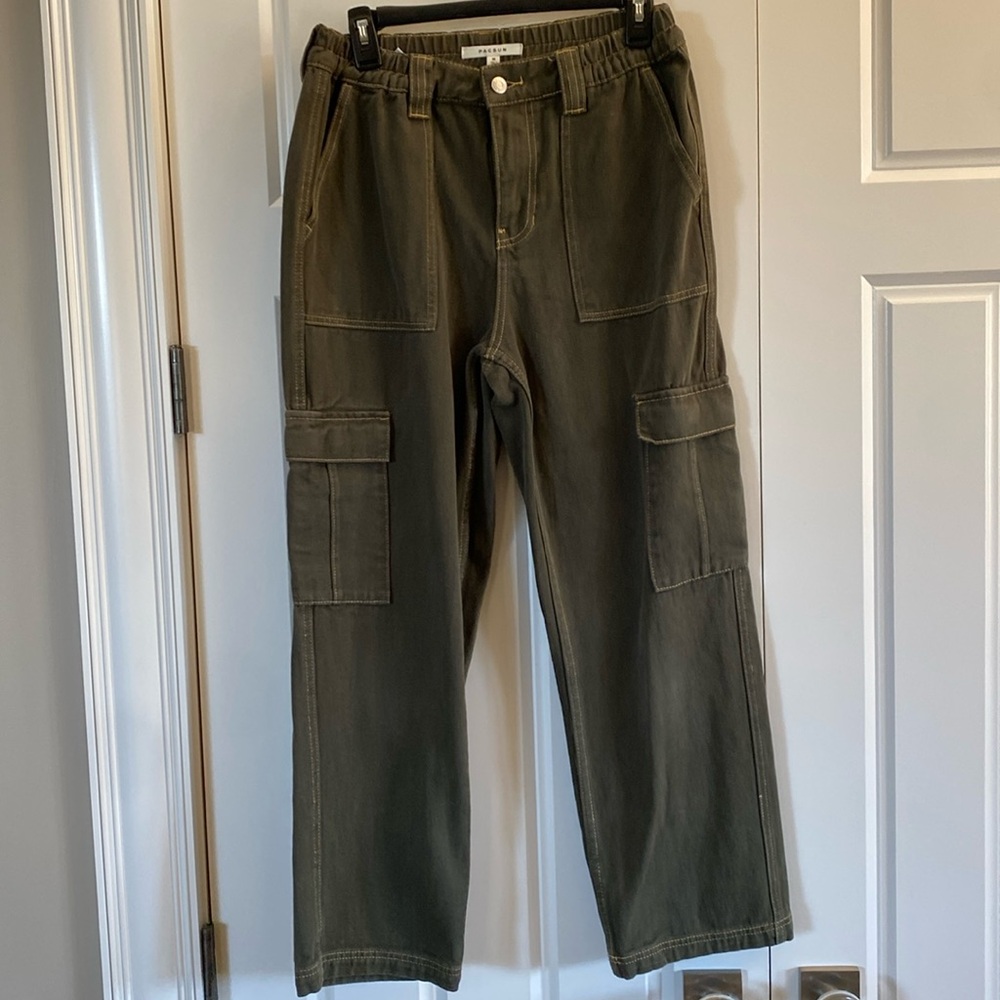 PAC Sun women’s cargo pants . Size M. Inseam 27. Olive color. Super fun !